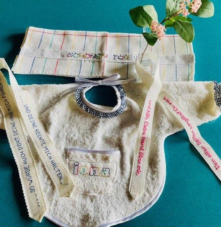 besticktes Lätzchen, Band und Tuch